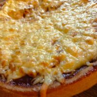 Sonkás hagymás sajtos pizza paradicsomos alappal teljes kiőrlésű tésztából (28 cm)