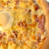 Sonkás hagymás sajtos pizza tükörtojással tejfölös alappal (28 cm)