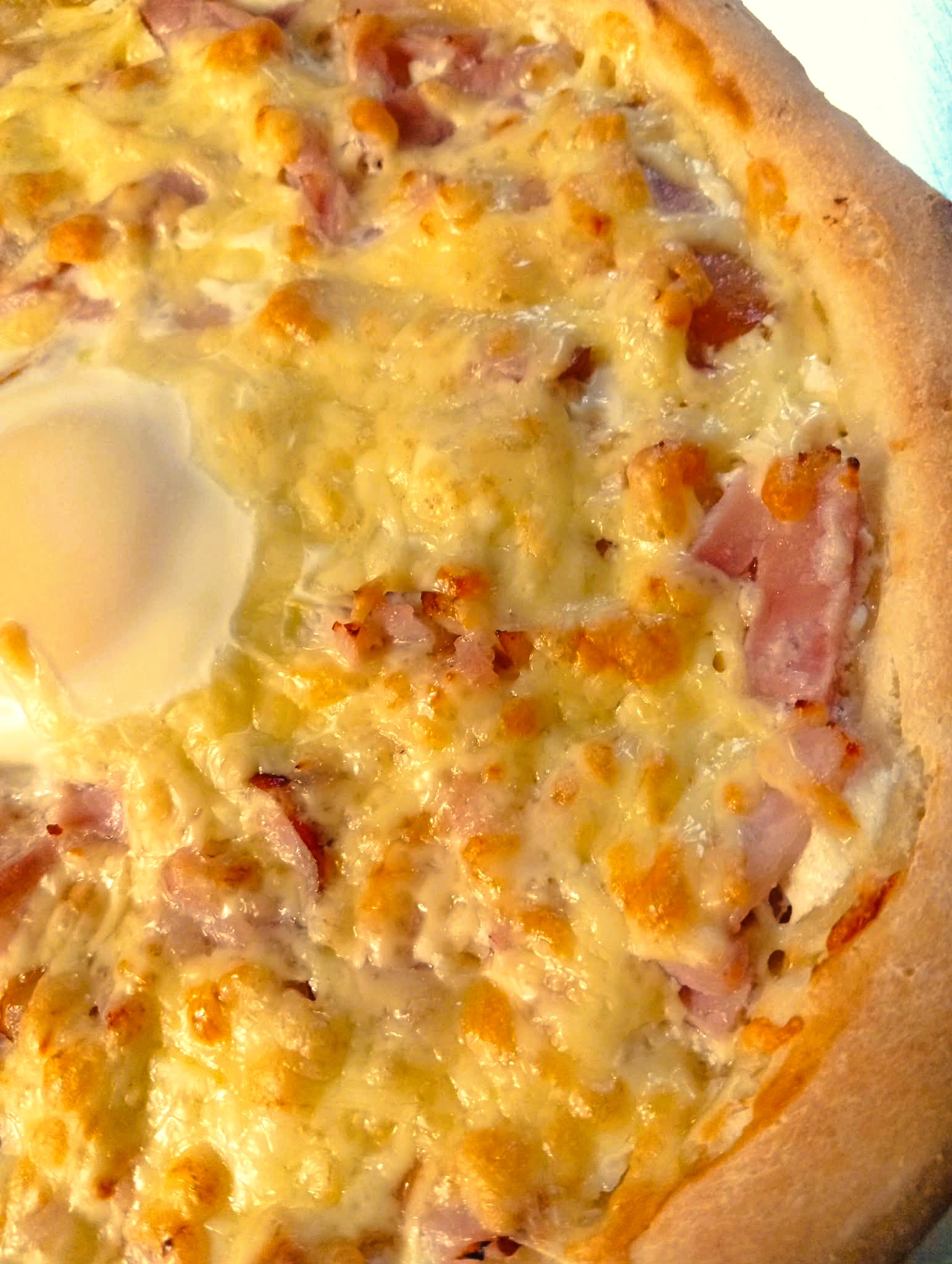 Sonkás hagymás sajtos pizza tükörtojással tejfölös alappal (28 cm)