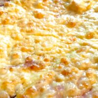 Sonkás hagymás sajtos pizza tejfölös alappal teljes kiőrlésű tésztából (28 cm)