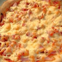 Sonkás hagymás sajtos pizza paradicsomos alappal (28 cm)